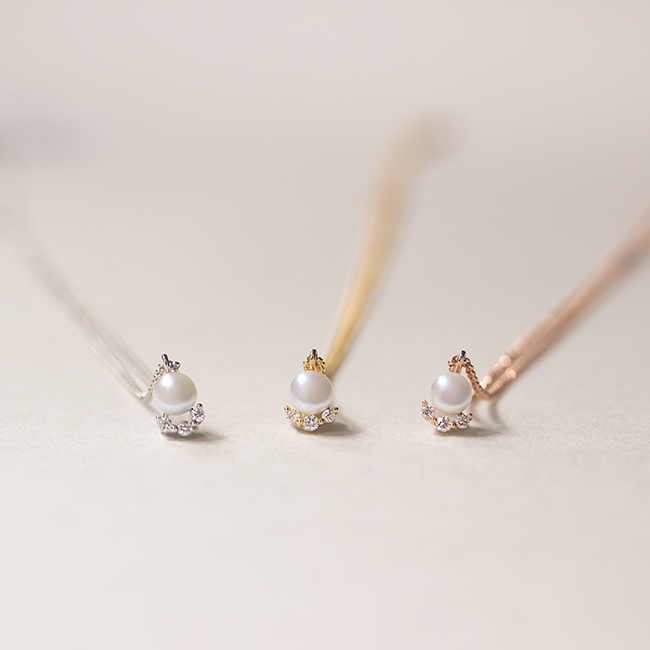 Dot-dot-dot pearl necklace